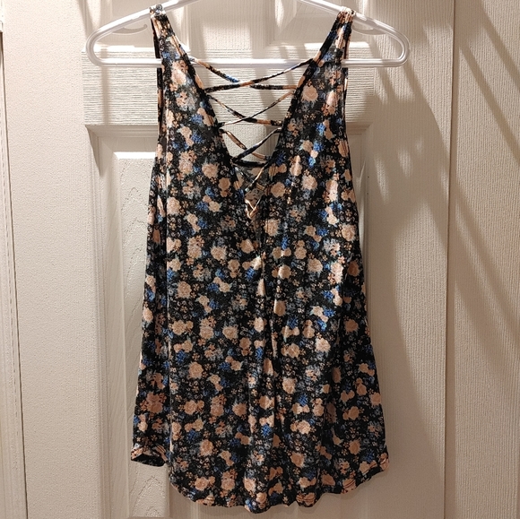 Garage floral tank - Picture 2 of 3